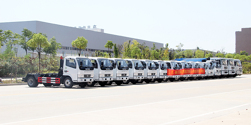 多類垃圾車準(zhǔn)備發(fā)車